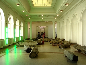 Museum für Gegenwart Berlin, Raum von Joseph Beuys mit Basaltsäulen